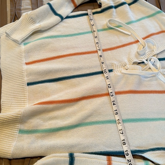 ROXY Summer hooded sweater. White with pretty stripes & lace-up front opening. - Picture 6 of 7